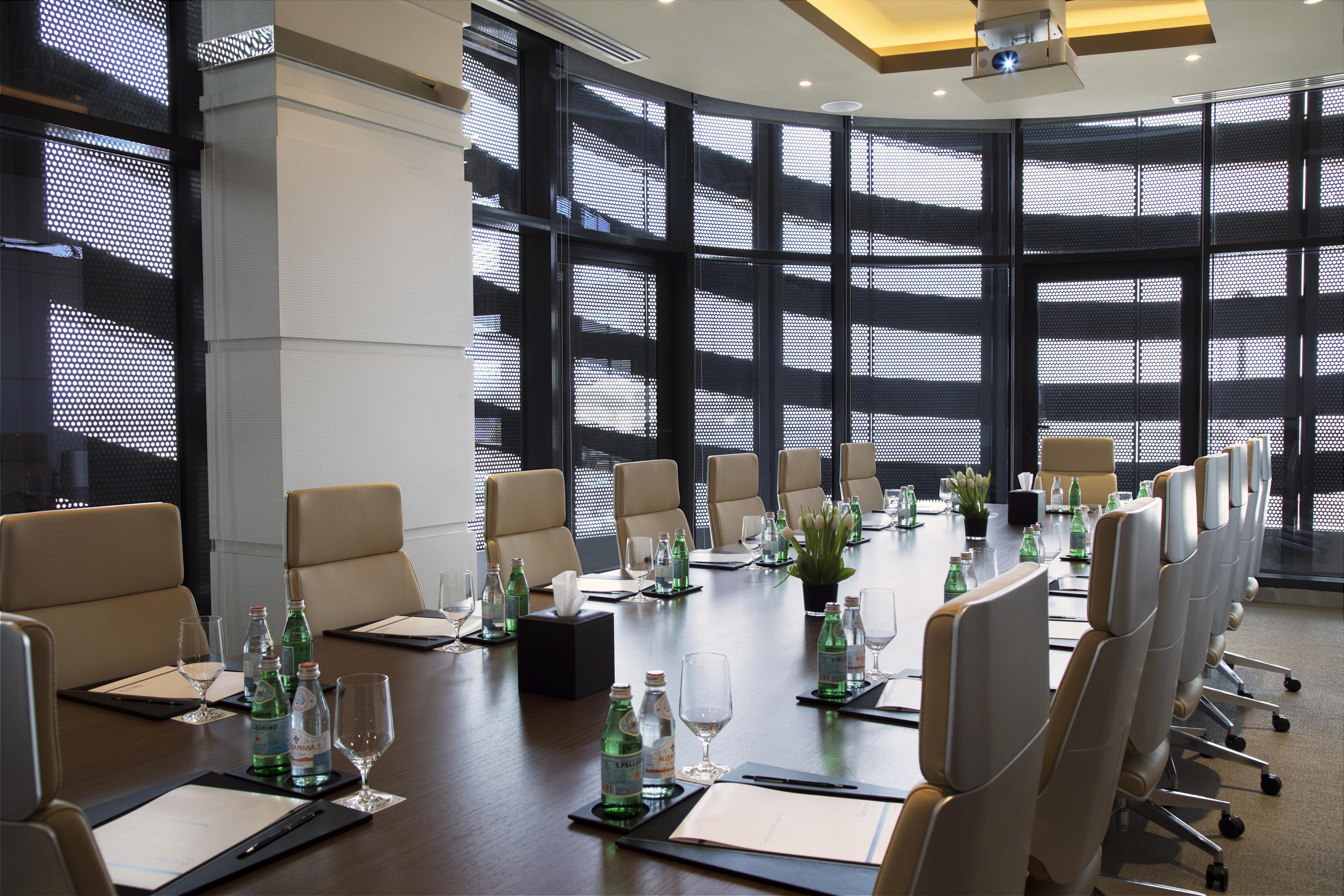 Pearl Rotana Capital Centre Hotel 4*