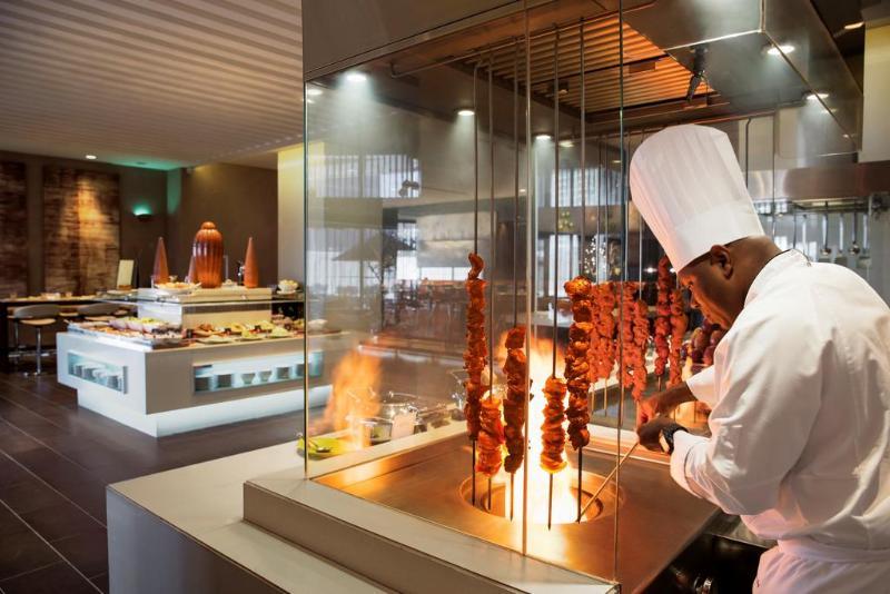 Pearl Rotana Capital Centre Hotel 4*